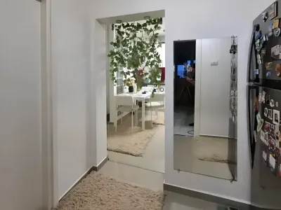 Bucatarie cu frigider si masa apartament vanzare cumparare Sector 4 Bucuresti